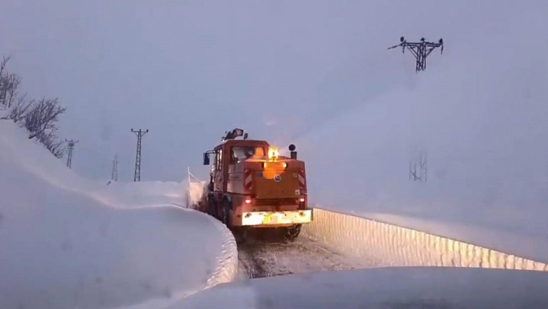Çığ tehlikesi nedeniyle kapanan yol yeniden açıldı