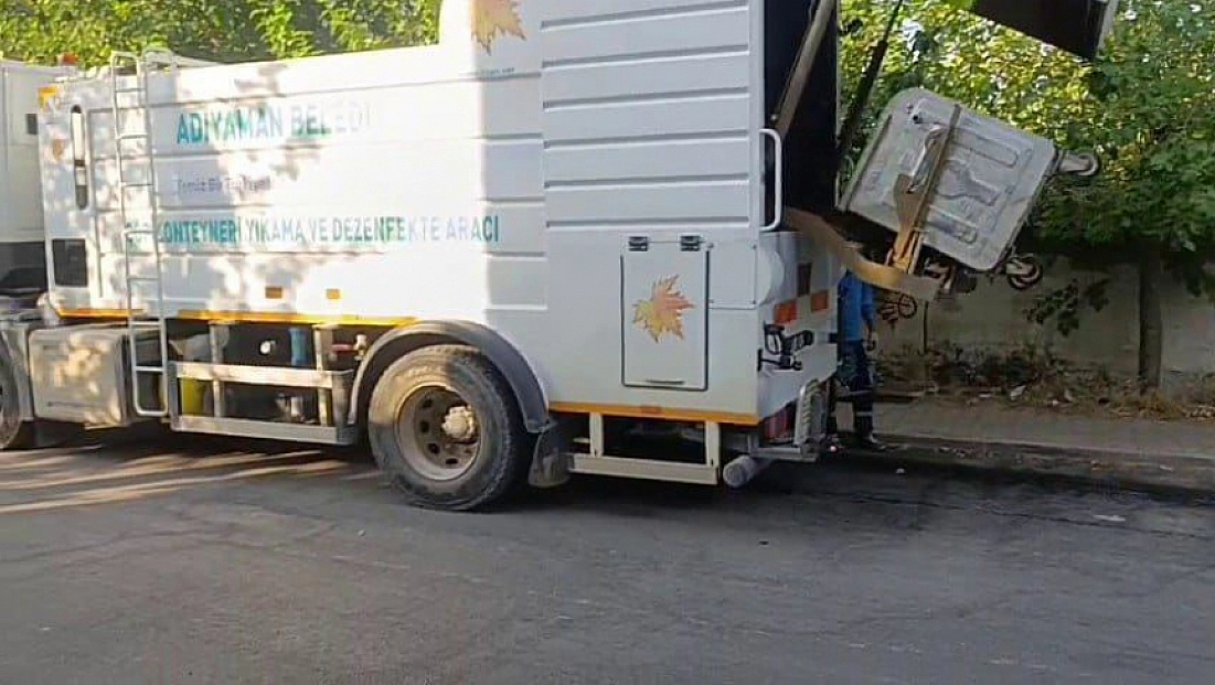 Çöp konteynerleri tek tek yıkanıp dezenfekte ediliyor