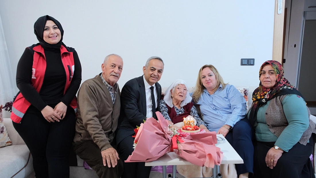Cumhuriyet’le yaşıt Nazife Teyze 29 Ekim'i pastayla kutladı!