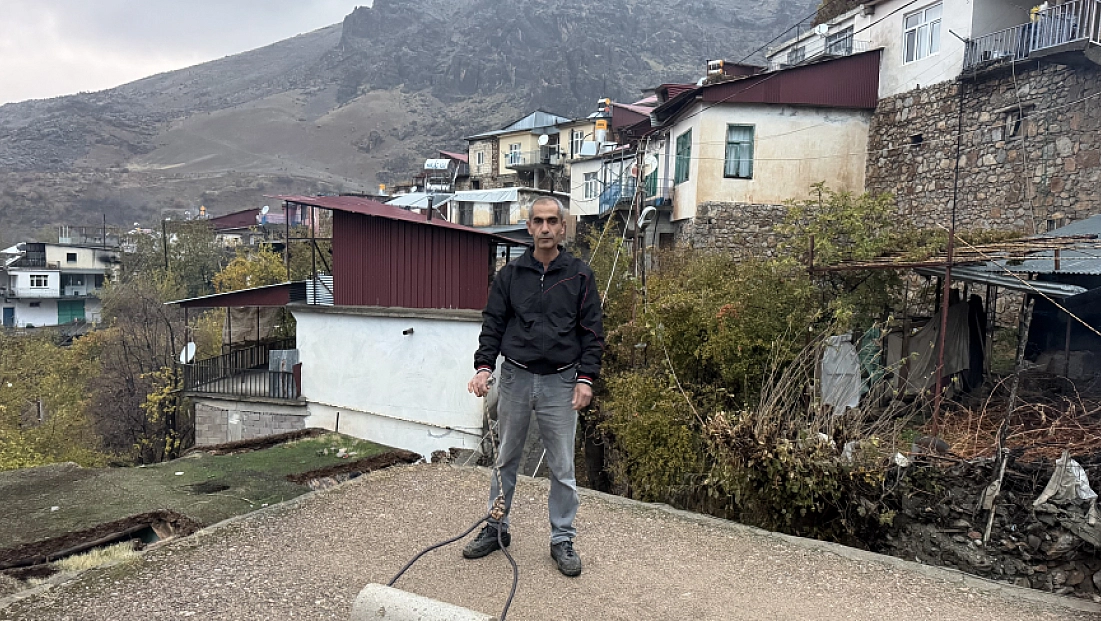 Çüngüş'te toprak evlere loğ çekiliyor