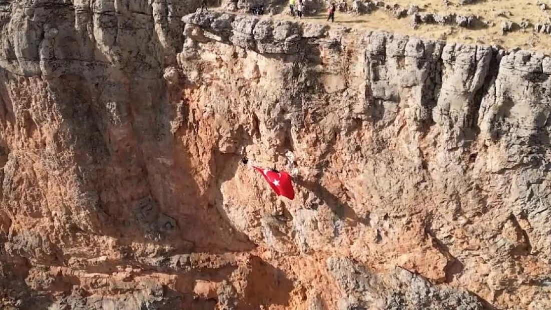 Dağcılar kayalıklarda Türk bayrağı açtı