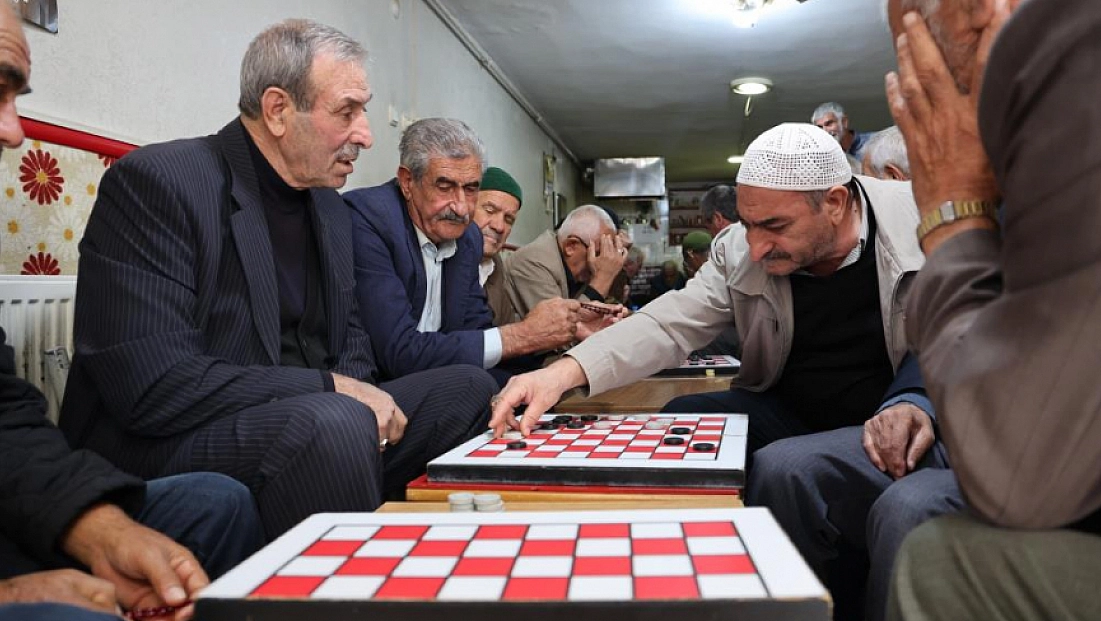 Dama tutkunları her gün aynı çay ocağında buluşuyor