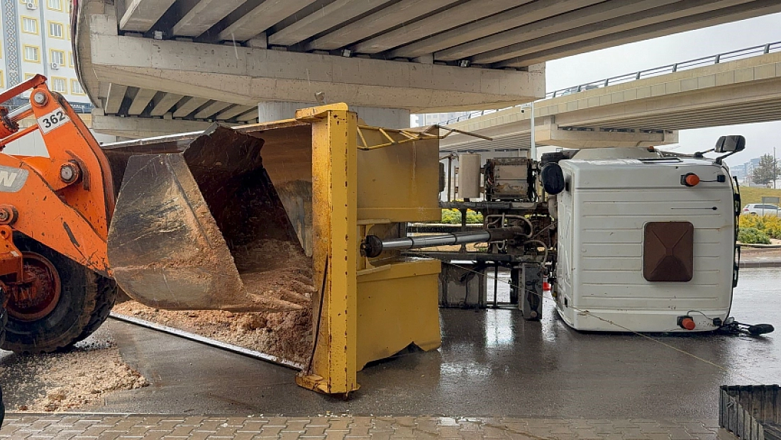 Damperi köprüye çarpan kamyon yan yattı