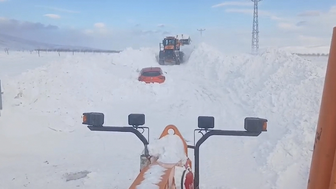 Darende'de kar altında kalan araçlar gün yüzüne çıktı