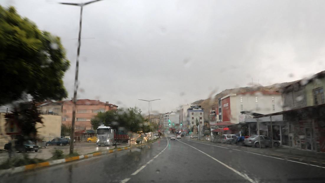 Darende'de sağanak etkili oluyor