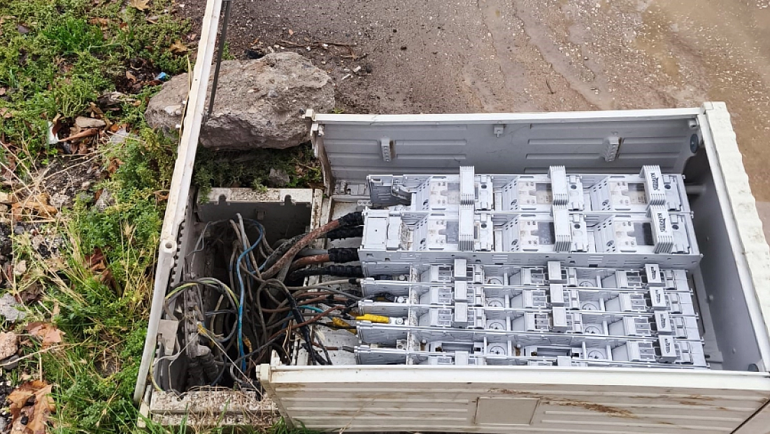 Devrilen elektrik trafosu ölüm saçıyor