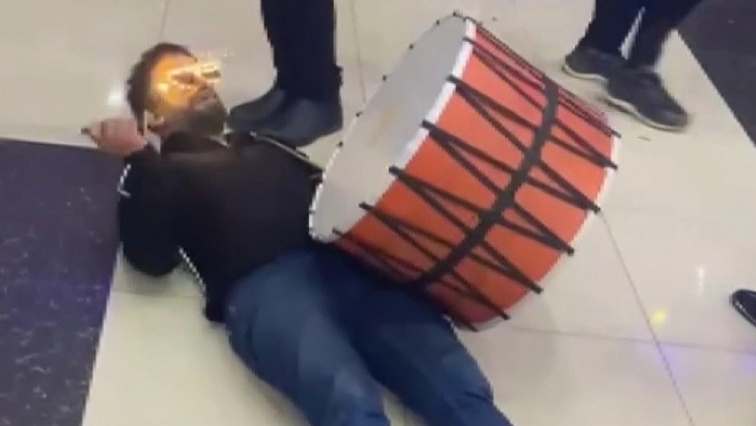 Düğünde davulcu ilgi odağı oldu