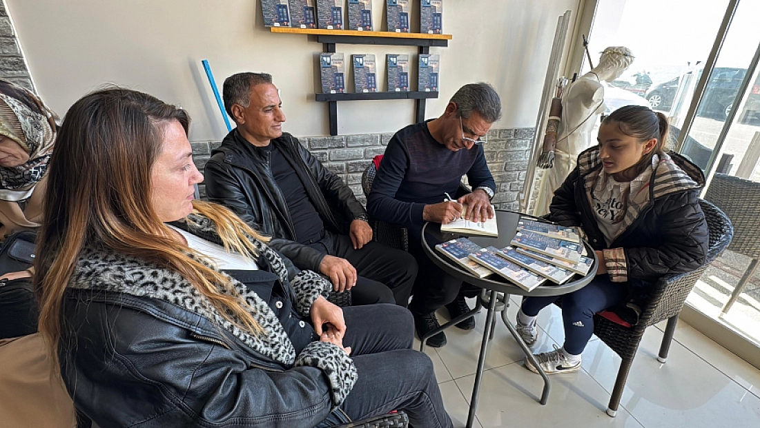 Emekli polis memurundan şiir kitabı imza gününe yoğun ilgi