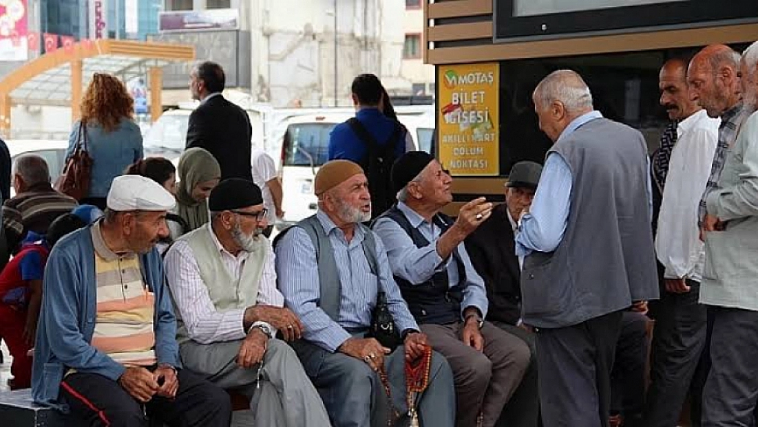 En düşük emekli maaşı için yeni düzenleme gündemde: İşte masadaki seçenekler…