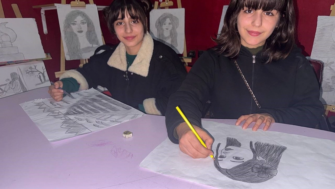 Engel tanımayan ikizlerin resim aşkı