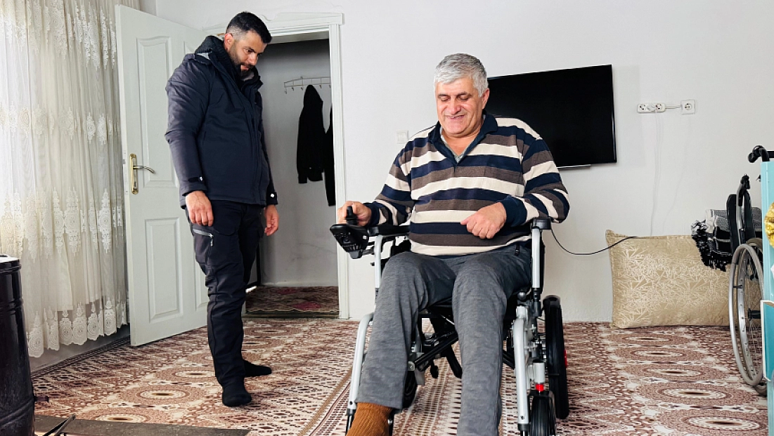 Engelli vatandaşa akülü sandalye desteği