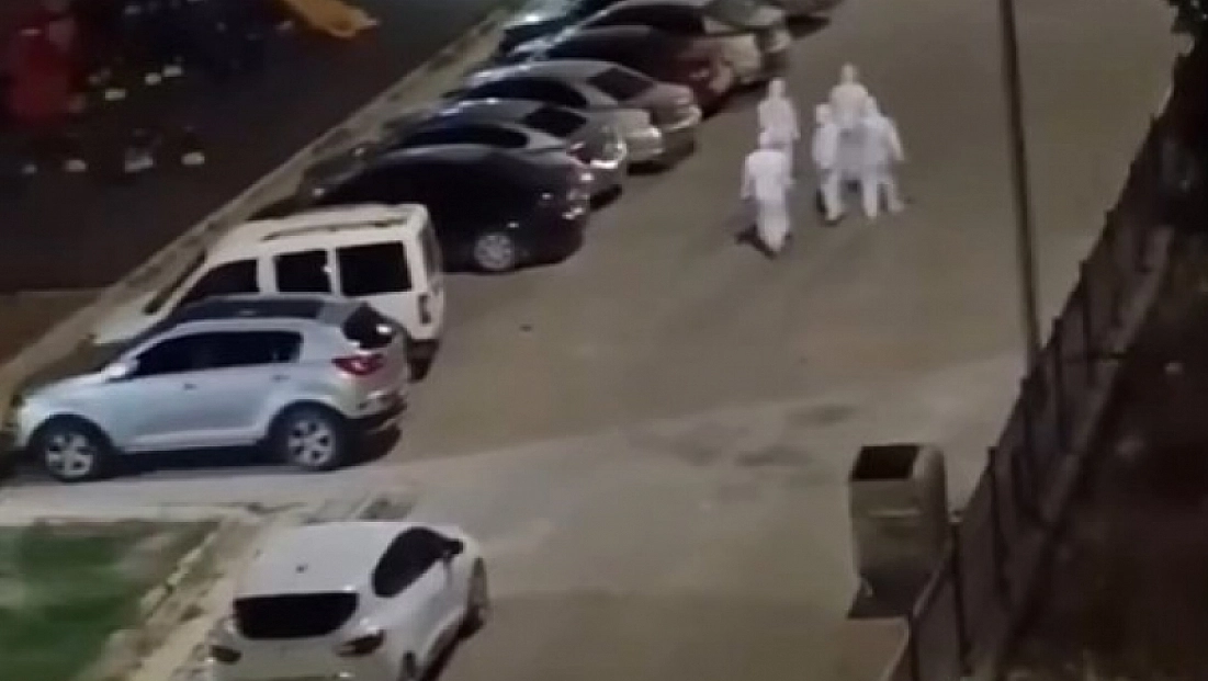 Gece gezintisi merak uyandırdı: Koruyucu tulum giyen şahıslar için polis alarma geçti