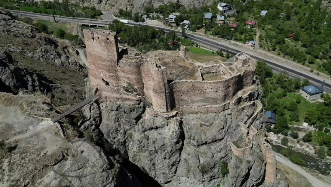 Gizemli kale turistlerin ilgisini çekiyor