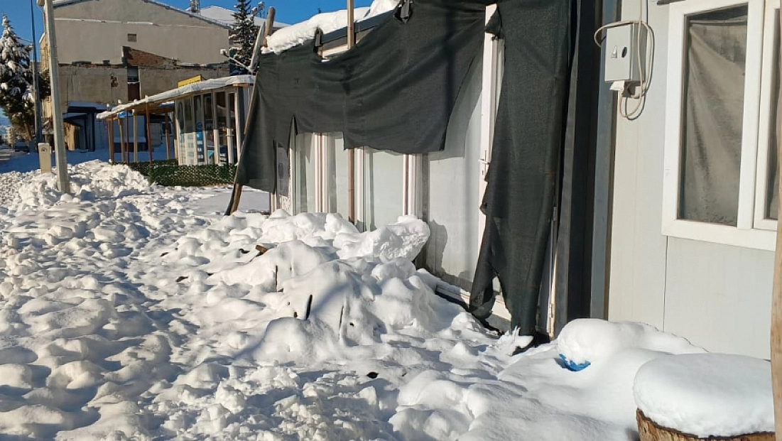 Gölgelikler kar ağırlığına dayanamadı