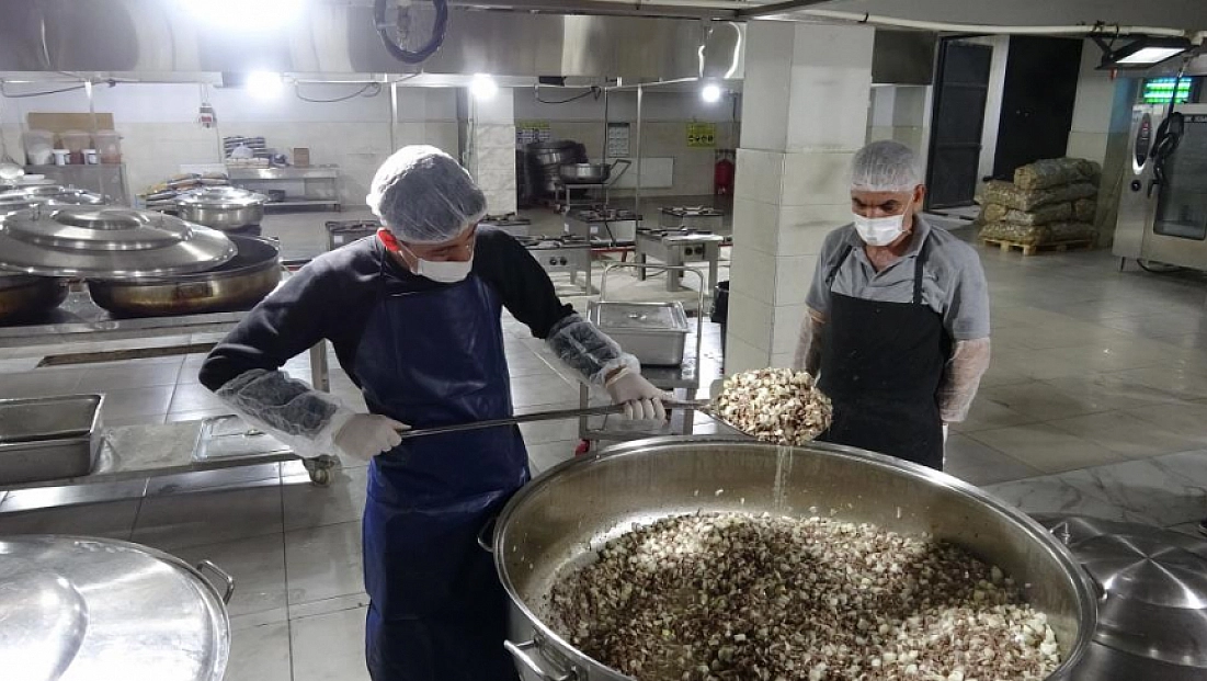 Günde 12 bin kişiye yemek hazırlıyorlar