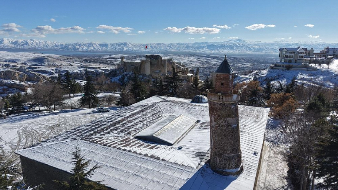 Harput beyaz gelinliğini giydi