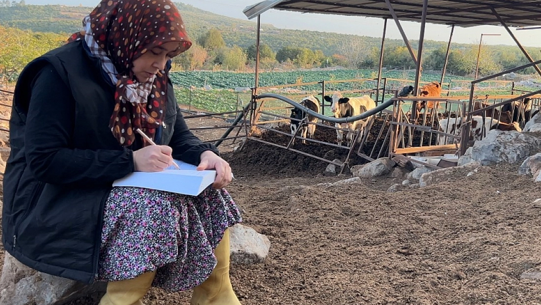 Hayvancılıkla uğraşırken çocukların ilk öğretmeni oldu