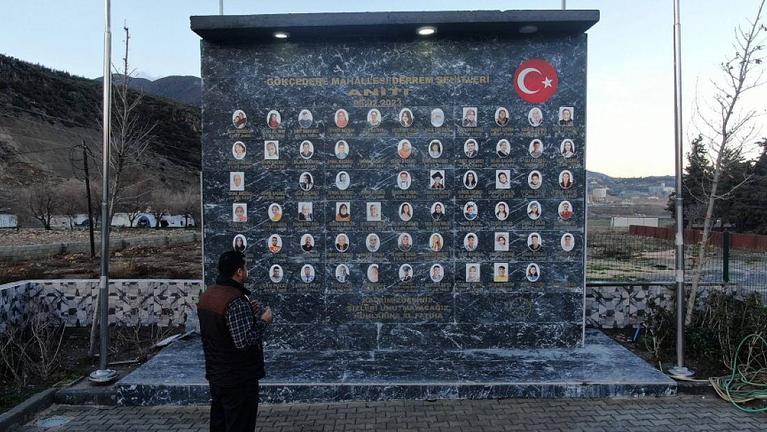 İki çocuğunu kaybeden muhtar köyüne deprem anıtı yaptırdı