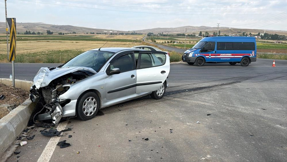 İki otomobil kavşakta çarpıştı: 4 yaralı