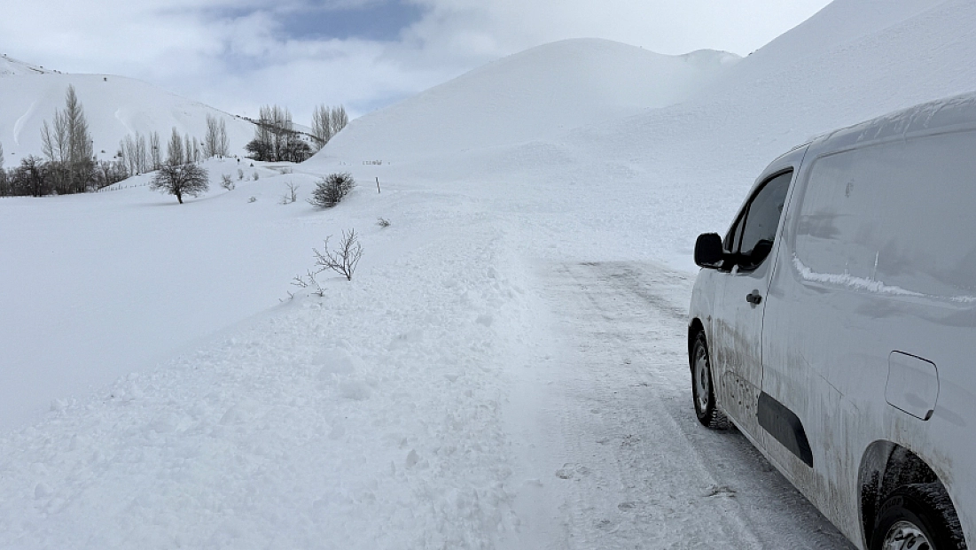 İlçe yoluna çığ düştü: Ekipler sevk edildi