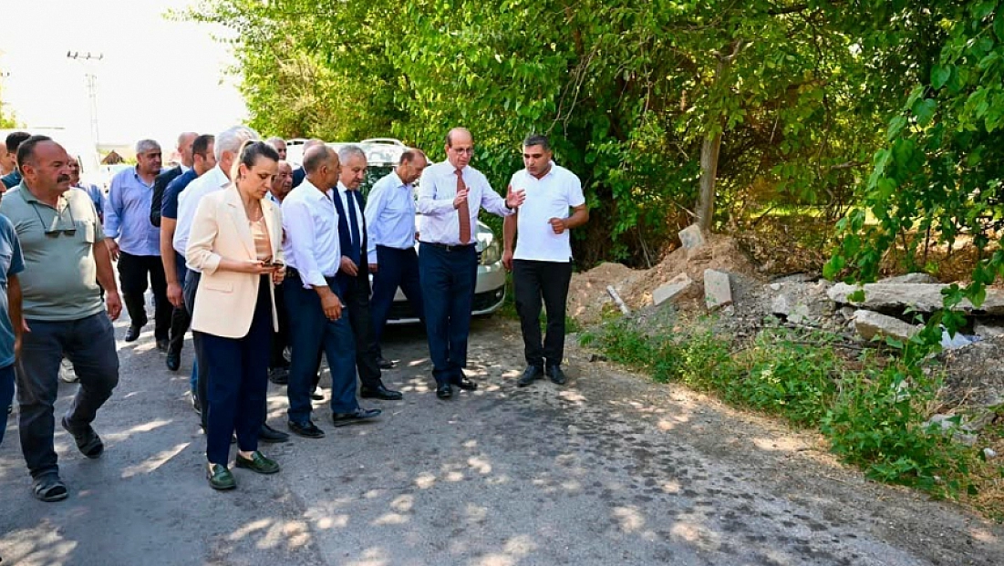 Başkan Geçit müdürü yanına aldı, mahallelinin kapısını çaldı: Şahnahan'ın çilesi bitiyor!