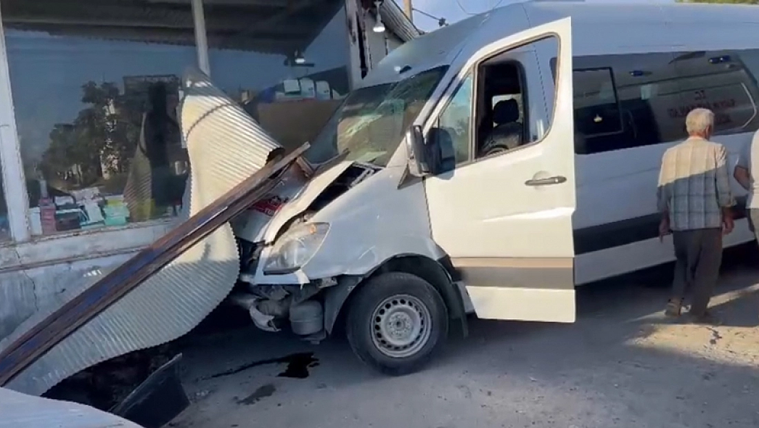 İşçi servisi dükkana daldı: 10 yaralı