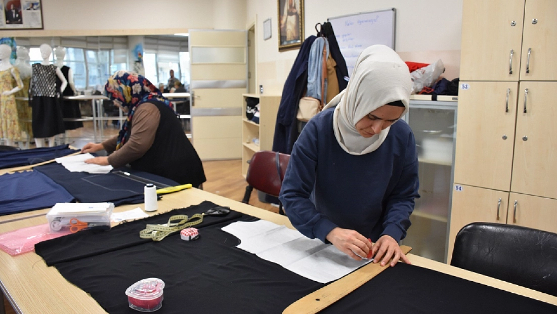 Kadınlar, lösemili çocuklar için oyuncak bebek diktiler