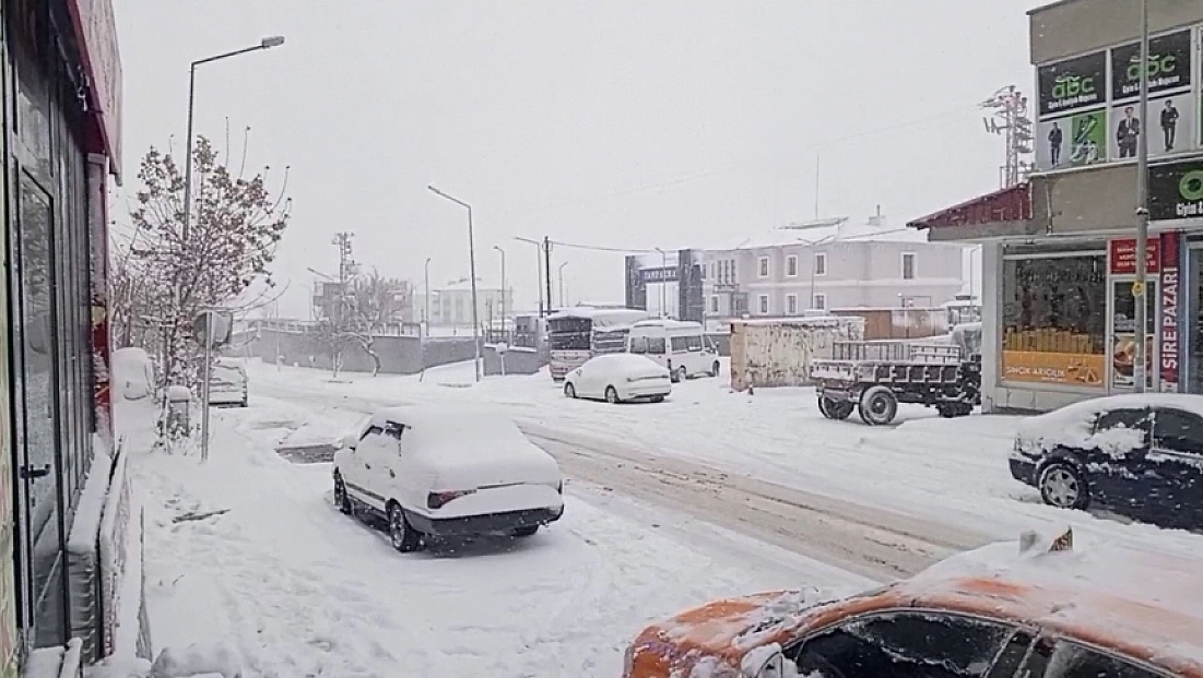Kar yağışı ilçeyi beyaza bürüdü