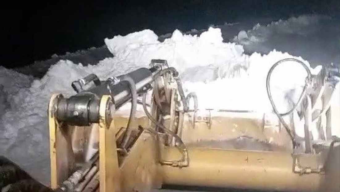 Kar yolları kapattı, ekipler seferber oldu