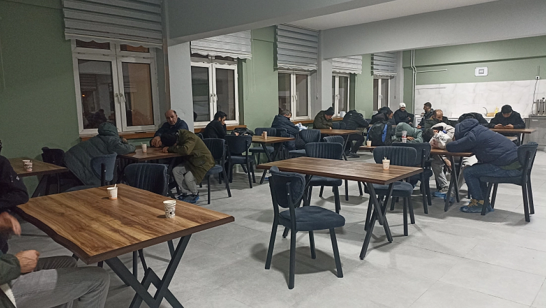 Karda mahsur kalan 700 kişi okul yurtlarına yerleştirildi