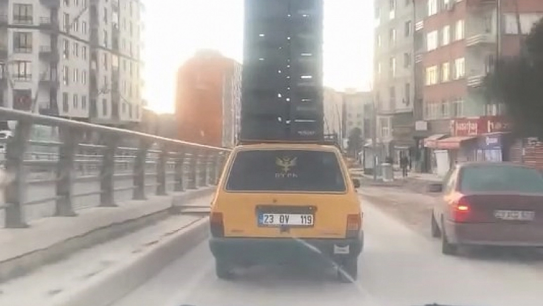 Kasalarla yüklü otomobil trafikte tehlike saçtı