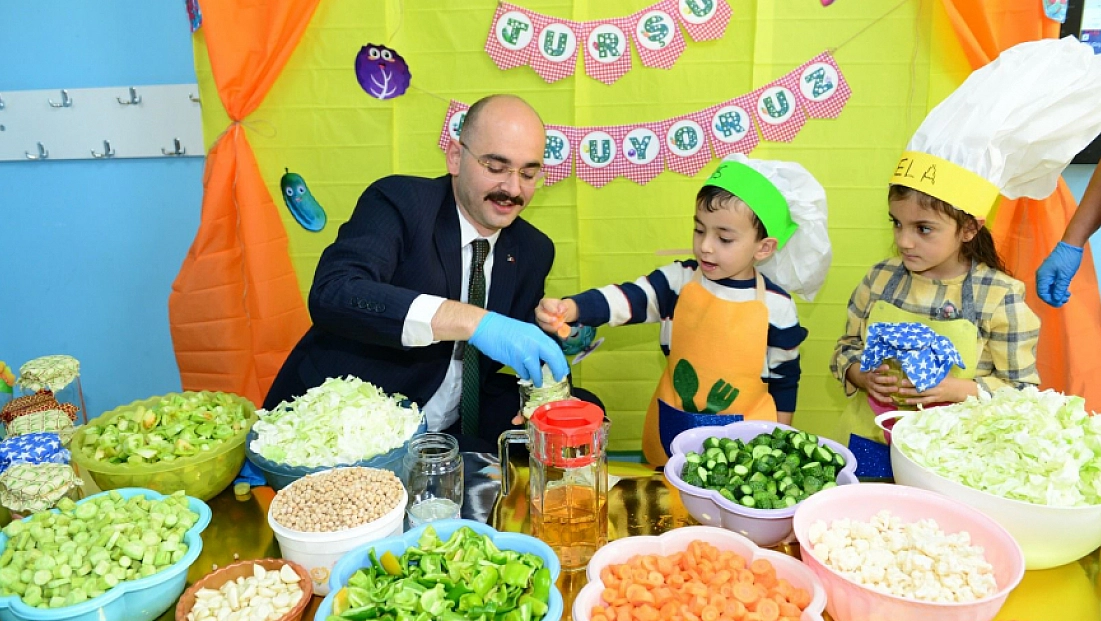 Kaymakam, miniklerle turşu kurdu