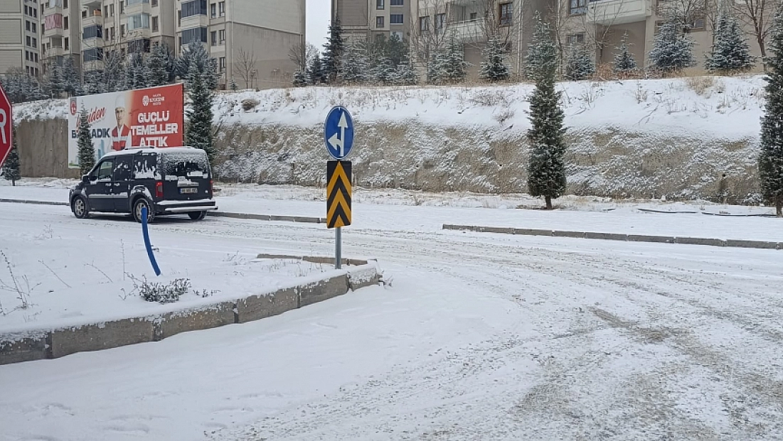 Kış yüzünü gösterdi! Malatyalılar güne karla başladı