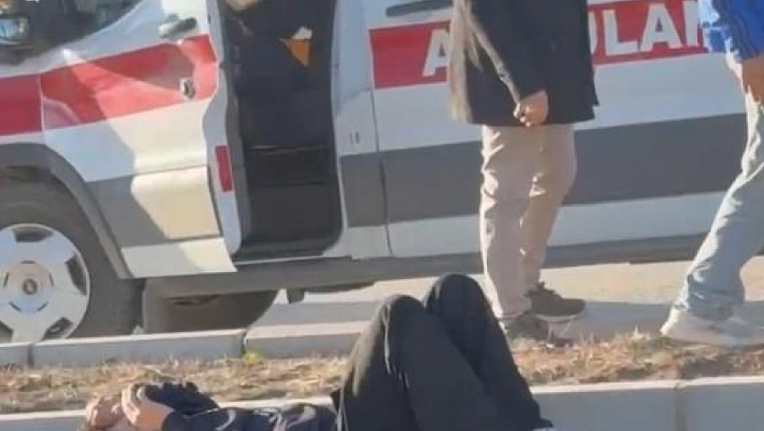 Kontrolden çıkan motosiklet kaldırıma çarptı