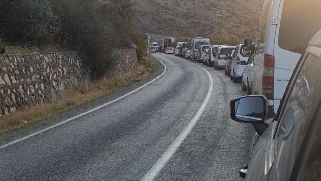 Kontrollü patlatmalar trafiği kilitledi! Uzun araç kuyrukları oluştu