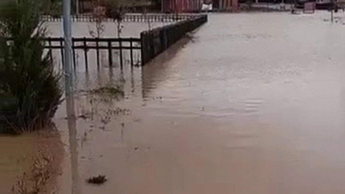 Kuvvetli sağanak maddi hasara yol açtı