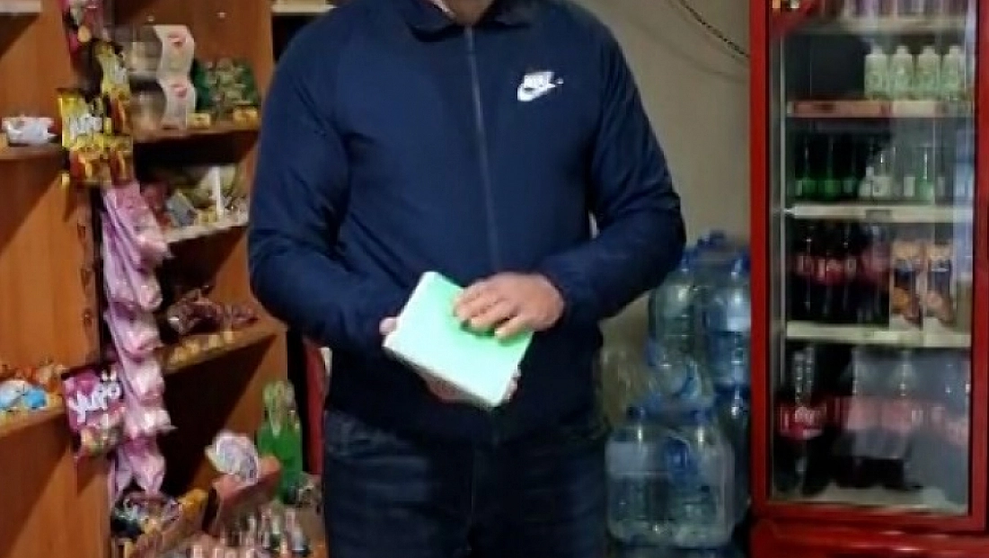 Mahallelinin borcunu kapattı, veresiye defterini yaktı
