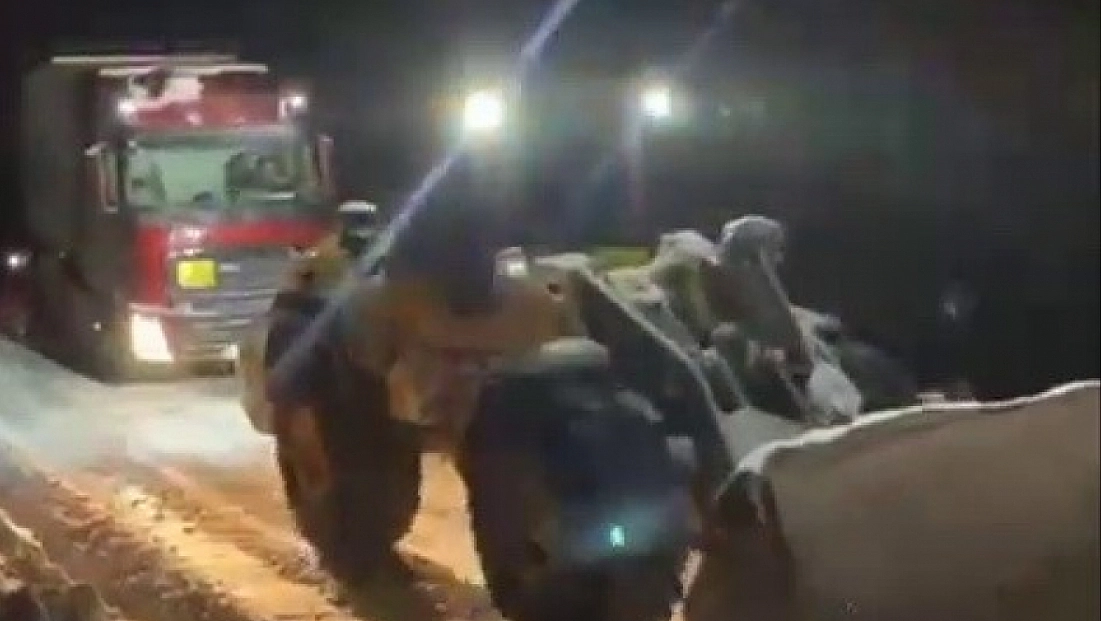 Mahsur kalan doğalgaz yüklü tır kurtarıldı