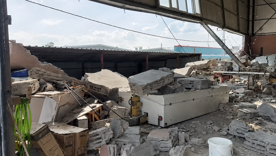 Malatya'da 10 dakikalık yağışta 30 metrelik duvar çöktü