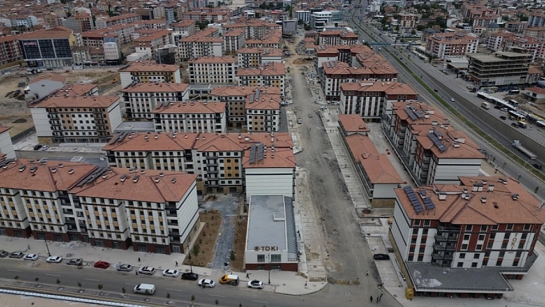 Malatya’da beklenen konut teslimi yapılıyor: 985 hak sahibi anahtarlarına kavuştu