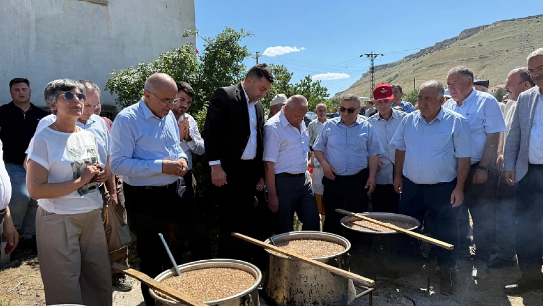 Malatya’da bin kişiye aşure dağıtıldı