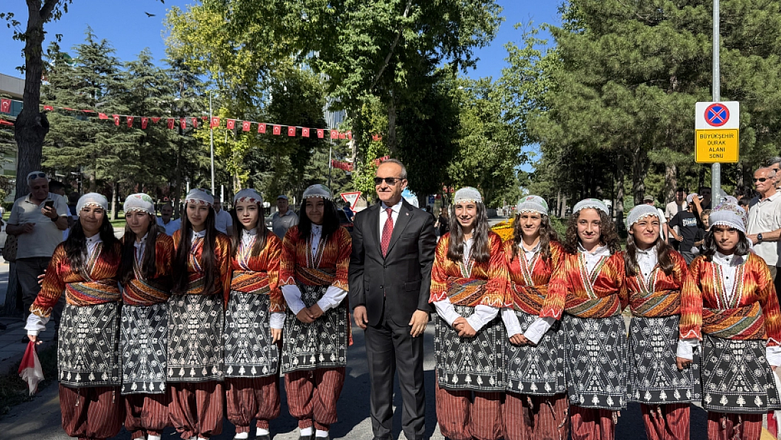 Malatya'da bir çocuğun elinden tutmak için yürüdüler