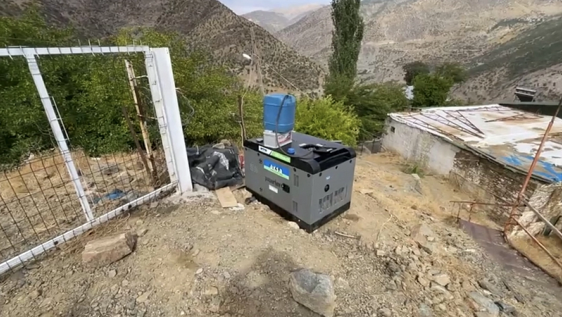 Malatya'da elektrik direkleri aylardır onarılmadı: Vatandaş jeneratöre mahkûm