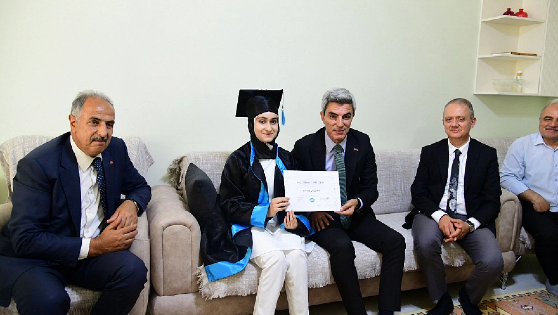 Malatya'da evde eğitim gören Hatime’ye karnesini Müdür Bakır verdi