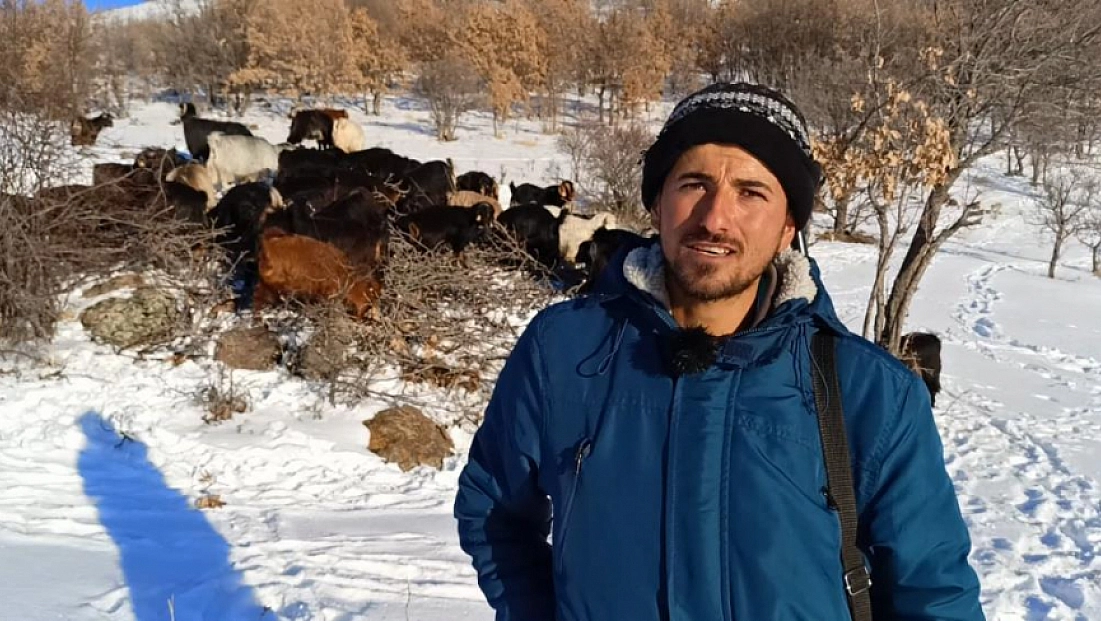 Malatya’da genç üretici: Merada hayvan, elde kitap