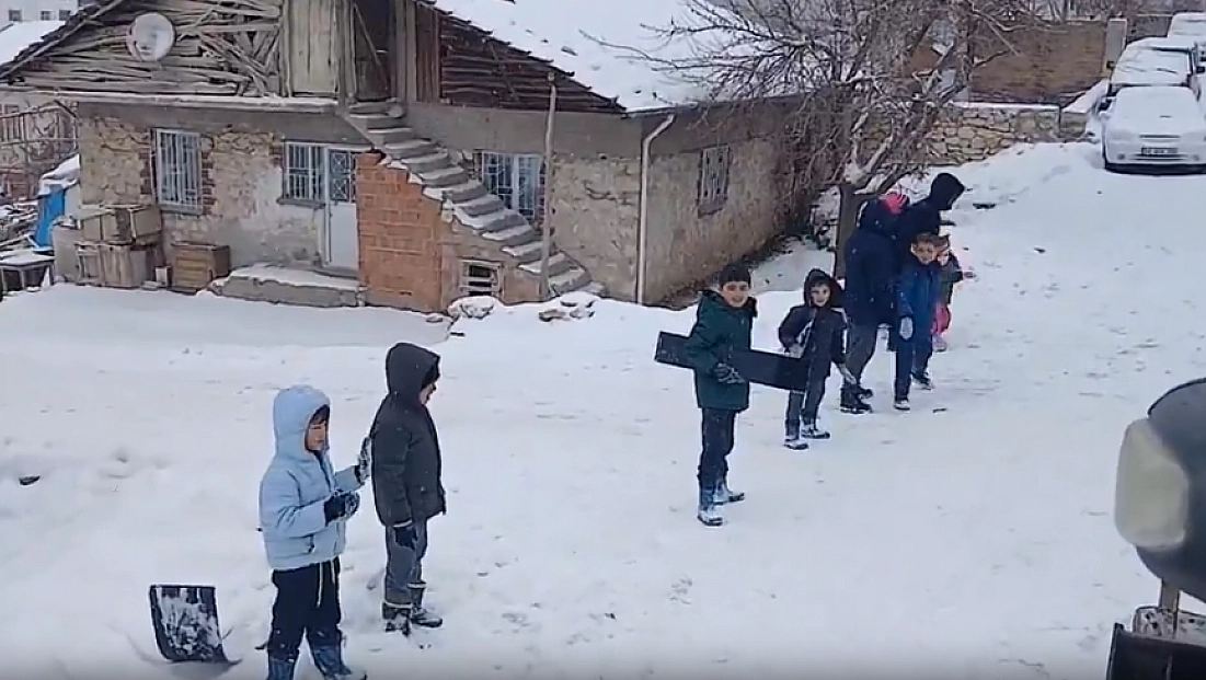 Malatya’da kar direnişi: Çocuklar iş makinesini durdurdu