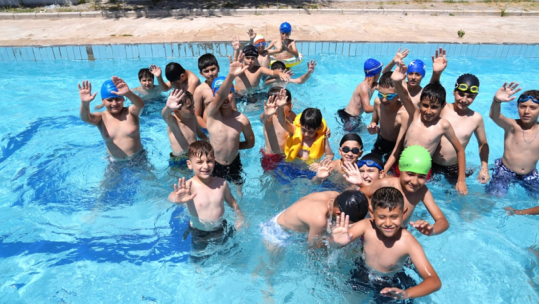 Malatya'da miniklere yaz sürprizi: Kur'an kursu öğrencileri havuzda buluştu