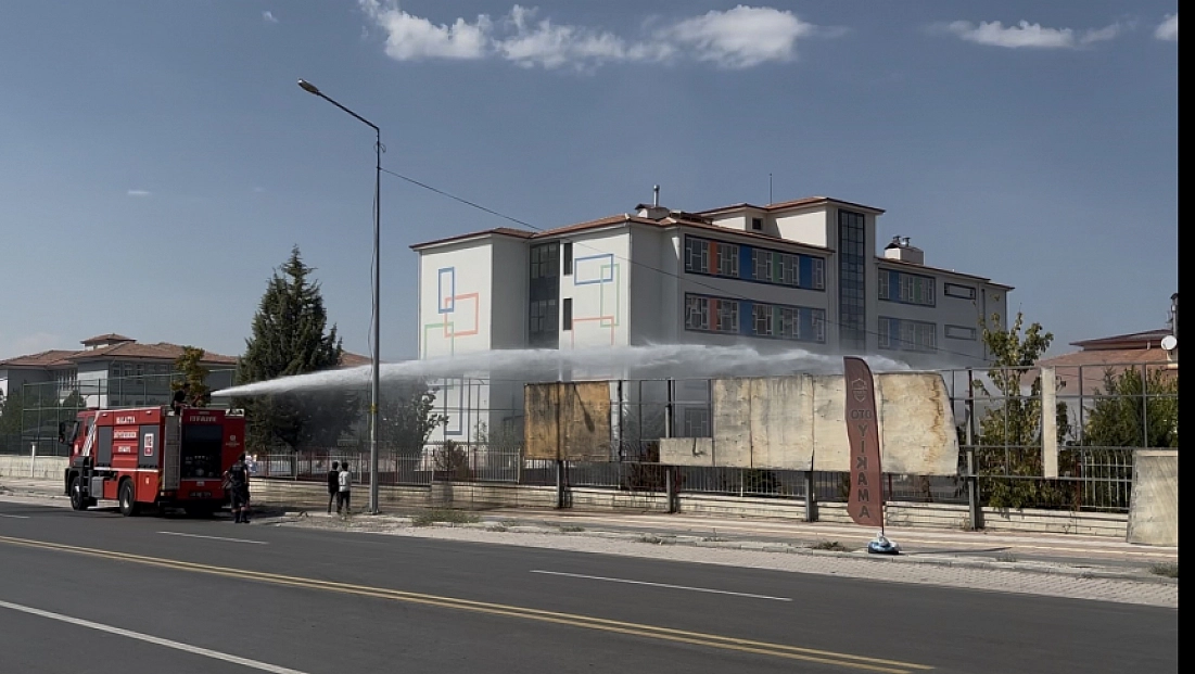 Malatya’da okul bahçesinde yangın: Alevler binaya sıçramadan söndürüldü