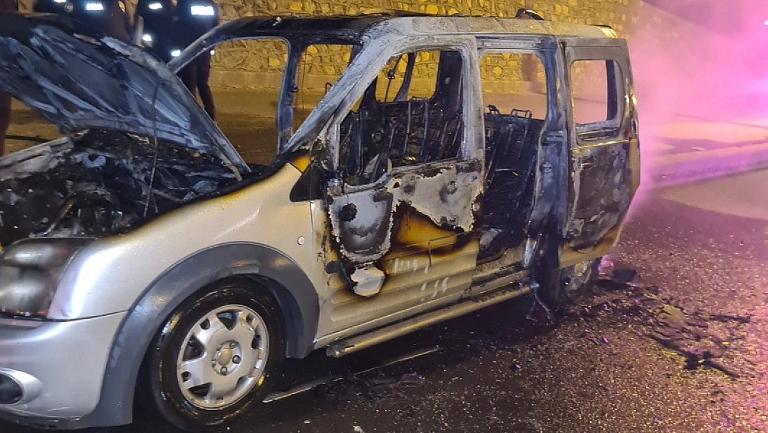 Malatya’da Seyir Halindeki Hafif Ticari Araç Alev Alev Yandı