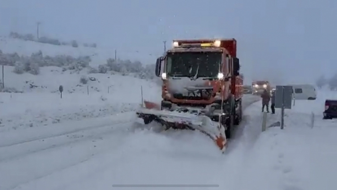 Malatya’da yoğun kar alarmı: Belirli güzergâhlarda araçlara geçici kısıtlama getirildi